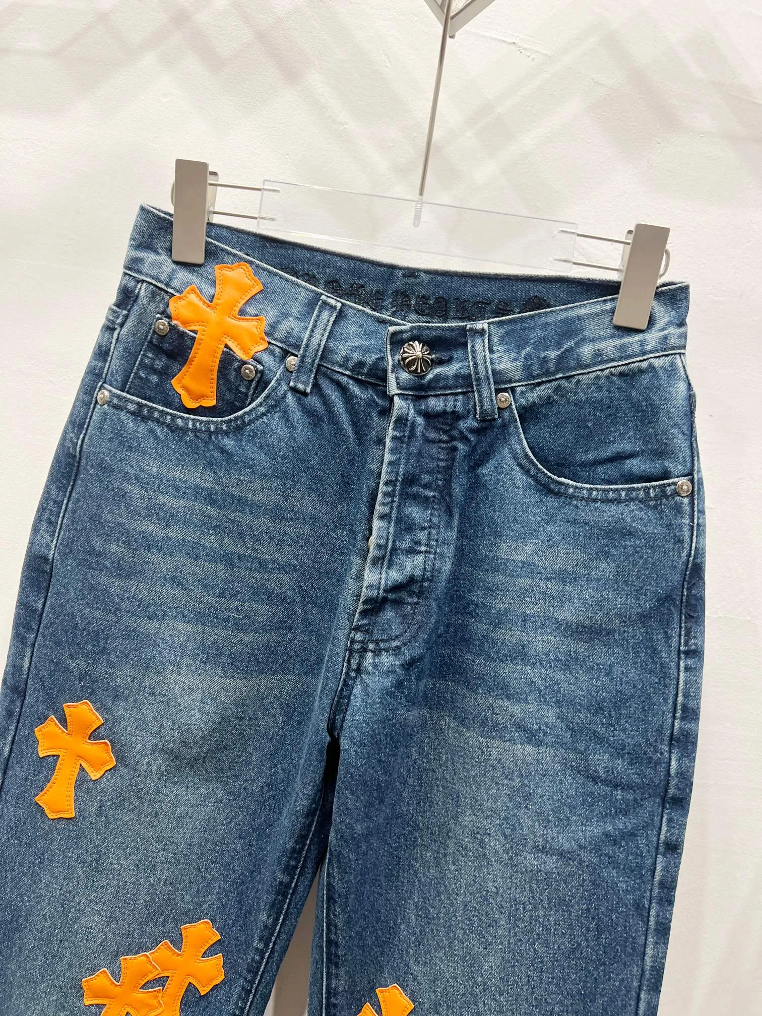P260 Style Number: (c025) Chrome Heart & Chrome Heart Blue Pants Orange Peel Metal Cross Patch Leather Jeans ChromeHearts# Design Jeans Invincible Texture Ceiling-Level Jeans Hard to Find at the Counter‼ ️ Cross patchwork leather jeans, top-notch heavy-duty washing process, calfskin laser-cut cross, distressed silver hardware, straight version to make the upper body slimmer, that lesbian style Color: blue Size: 28-30-32-34-36
